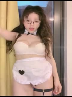 卷发黑框眼镜的爆乳尤物，御姐诱惑让你欲火焚身