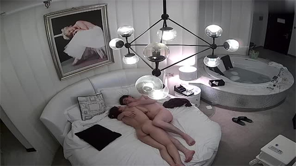 眼镜哥酒店狂操美女三连炮 巨乳骚穴内射喷水