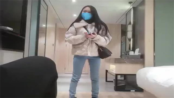 约炮苗条嫩妹，白皙长腿大开狂夹，骚穴被我操到内射喷白浆！