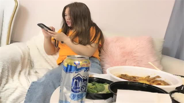 约炮达人干翻肥臀人妻 酒足饭饱猛插骚穴