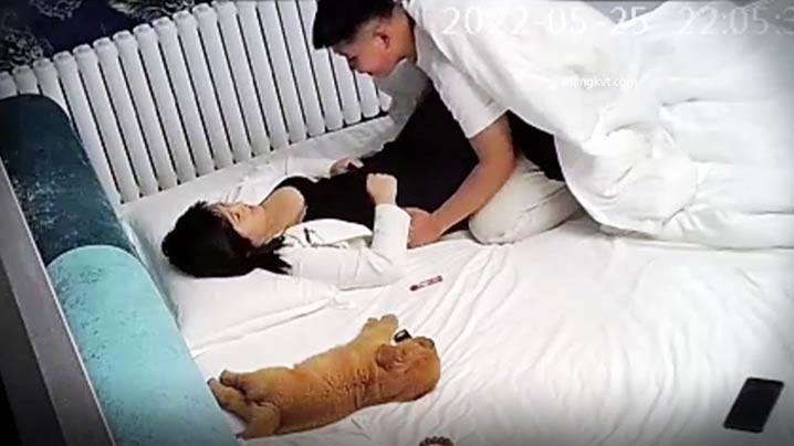 偷拍人妻约炮带狗调教，淫荡少妇幽会狂干